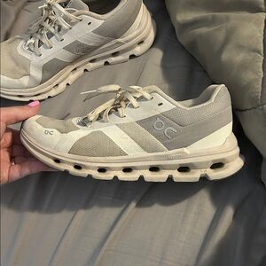 On Cloud Running White and Gray Athletic Shoes. 6.5 women’s